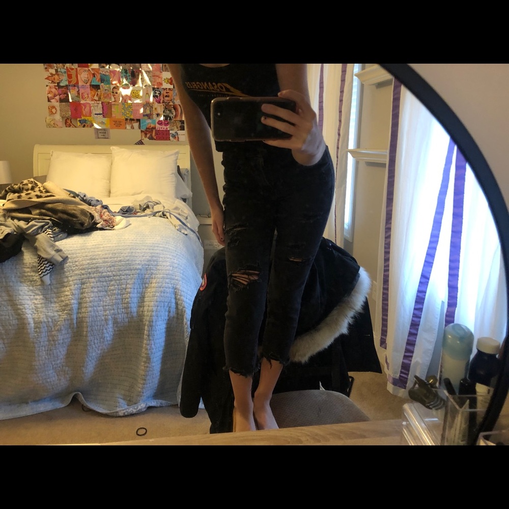 AMERICAN EAGLE HIGHWAISTED RIPPED JEANS